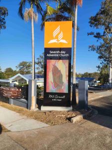 Illuminated pylon with LED screen